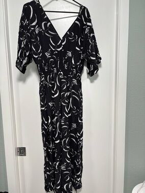 LexbreezyWomen's Black & White Patterned V-Neck jumper